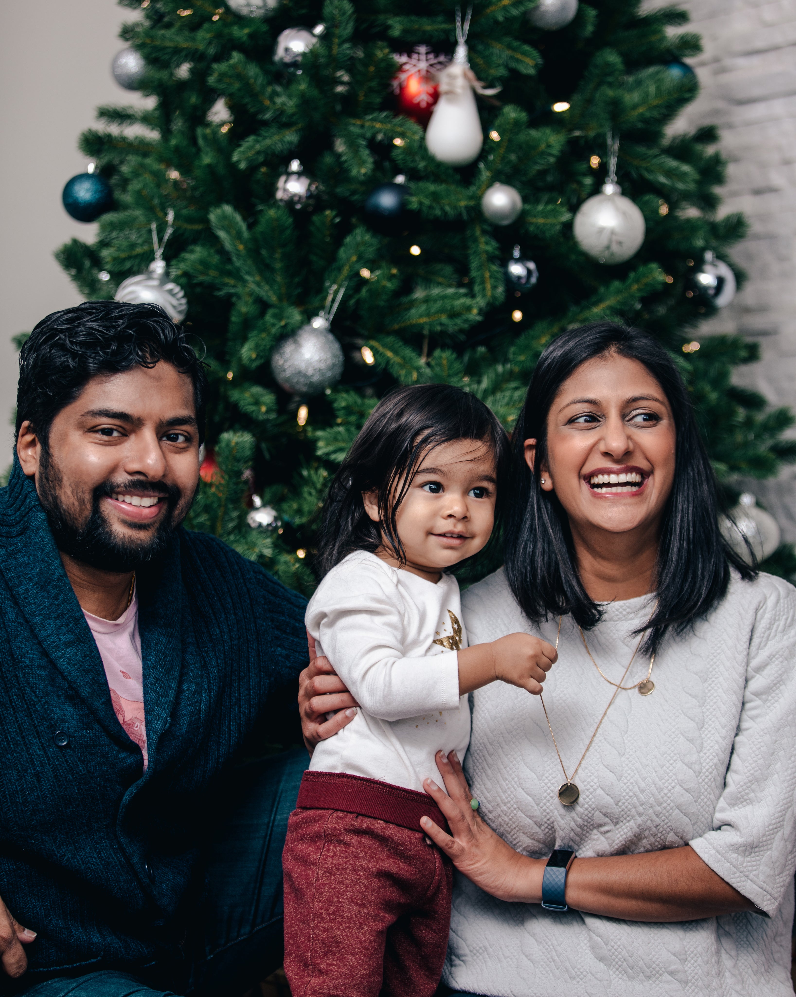 files/smiling-family-sitting-around-the-christmas-tree.jpg
